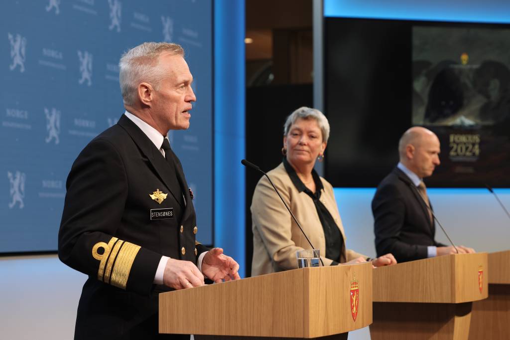 Sjef Etterettninstjenesten Viseadmiral Nils Andreas Stensønes, sjef PST Beate Gangås og sjef NSM Lars Christian Aamodt under fremleggelsen av Nasjonal trusselvurdering 2024