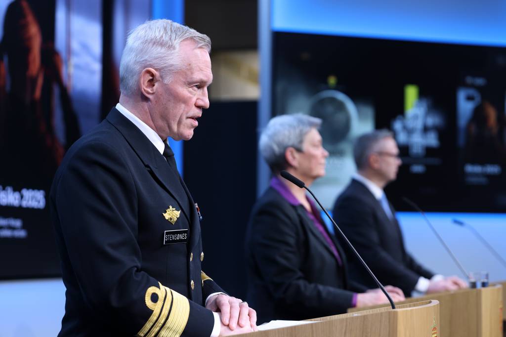 Sjef Etterretningstjenesten Viseadmiral Nils Stensønes under fremlegelsen av FOKUS 2025