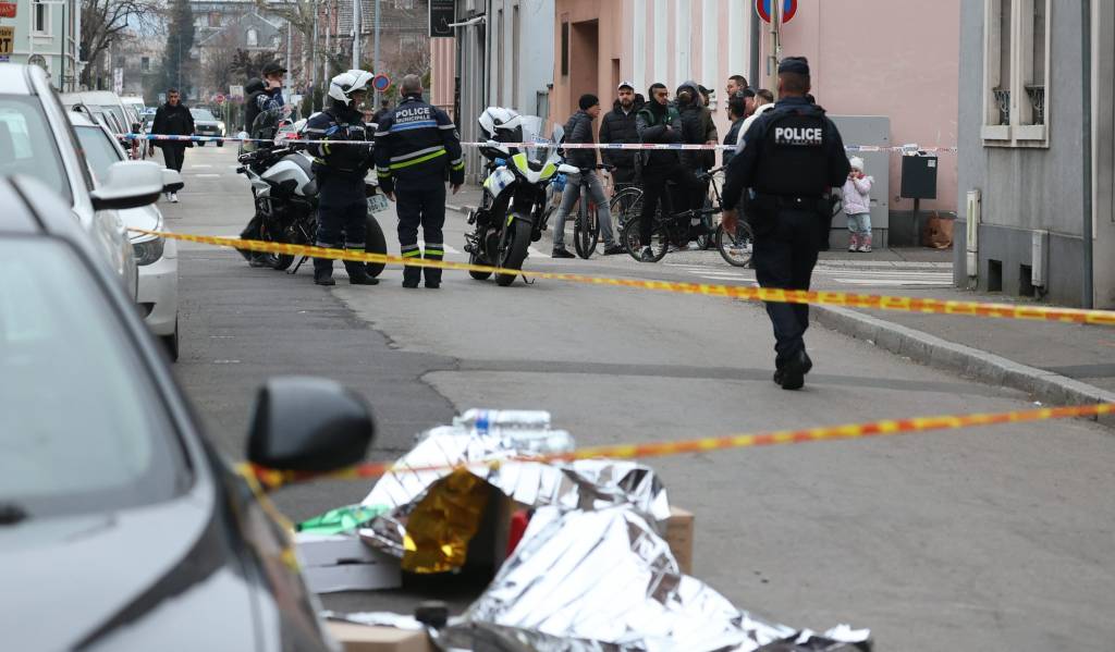 epa11916720 Police officers secure the scene of a knife attack at Place du Marche in Mulhouse, northeastern France, 22 February 2025, where one person was killed and several others injured. A suspect was arrested and taken into custody. France's national anti-terror prosecutors unit (PNAT) is investigating the incident, which French President Macron condemned as an 'Islamist terror act.'  EPA/JEAN-FRANCOIS FREY FRANCE OUT