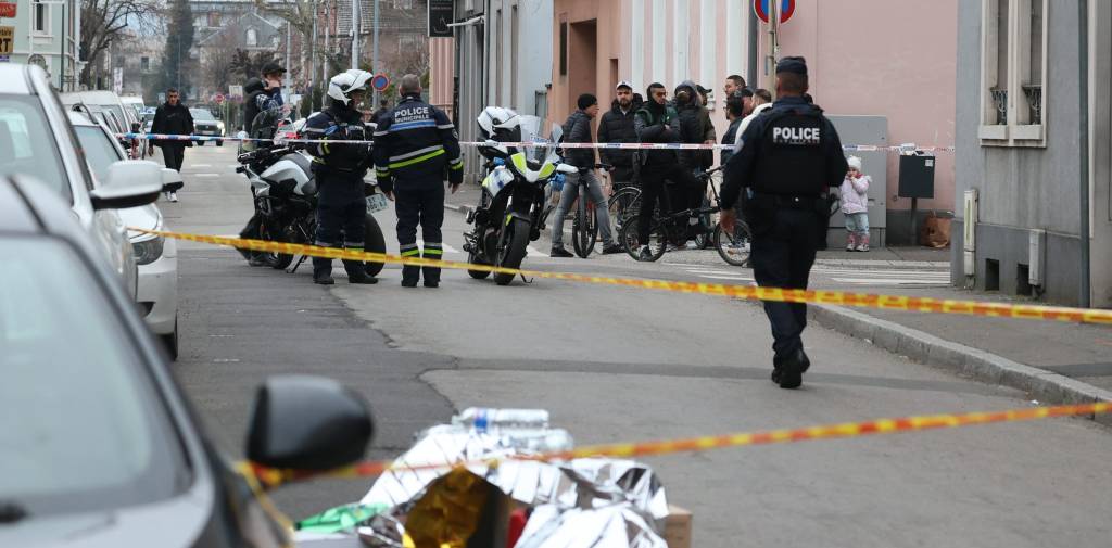 epa11916720 Police officers secure the scene of a knife attack at Place du Marche in Mulhouse, northeastern France, 22 February 2025, where one person was killed and several others injured. A suspect was arrested and taken into custody. France's national anti-terror prosecutors unit (PNAT) is investigating the incident, which French President Macron condemned as an 'Islamist terror act.'  EPA/JEAN-FRANCOIS FREY FRANCE OUT