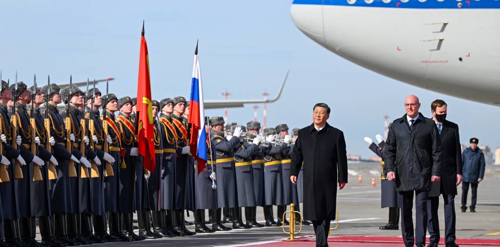(230320) -- MOSCOW, March 20, 2023 (Xinhua) -- Chinese President Xi Jinping inspects the honor guard of the three services and watches the march-past at the Moscow Vnukovo Airport in Moscow, Russia, March 20, 2023. At the invitation of Russian President Vladimir Putin, Chinese President Xi Jinping arrived here on Monday afternoon for a state visit to Russia.
   Xi's plane arrived at the Moscow Vnukovo Airport around 13:00 local time. As he stepped out of the plane, Xi was warmly greeted by Russian Deputy Prime Minister Dmitry Chernyshenko and other senior Russian officials by the ramp.
   The Russian side held a grand welcome ceremony at the airport. The military band played the national anthems of China and Russia. (Xinhua/Xie Huanchi)