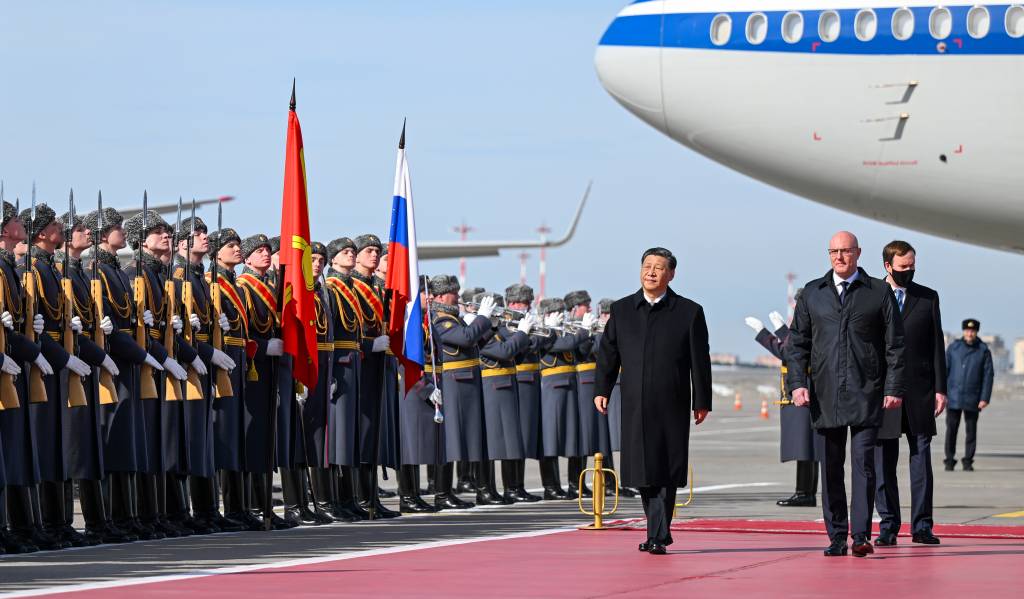 (230320) -- MOSCOW, March 20, 2023 (Xinhua) -- Chinese President Xi Jinping inspects the honor guard of the three services and watches the march-past at the Moscow Vnukovo Airport in Moscow, Russia, March 20, 2023. At the invitation of Russian President Vladimir Putin, Chinese President Xi Jinping arrived here on Monday afternoon for a state visit to Russia.
   Xi's plane arrived at the Moscow Vnukovo Airport around 13:00 local time. As he stepped out of the plane, Xi was warmly greeted by Russian Deputy Prime Minister Dmitry Chernyshenko and other senior Russian officials by the ramp.
   The Russian side held a grand welcome ceremony at the airport. The military band played the national anthems of China and Russia. (Xinhua/Xie Huanchi)